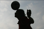 サッカー選手の認知症リスク、「生活習慣とは関係ない」との調査結果でヘディングによる脳損傷の可能性高まる