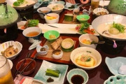 旅館の料理が多すぎると文句言って炎上した廃棄前提おじさん、「実は炎上マーケティングでした～」と開き直り→旅館「は？」