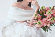 ＜元乃木坂46久保史緒里＞上品レースのドレス姿を披露　「友人の結婚式で涙が溢れてきて…」