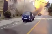 韓国の段ボール工場が爆発して吹き飛ぶ瞬間の映像がハンパないズドーン。
