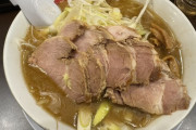 冷え冷えのかったいチャーシュー乗せてくるラーメン屋なんなんだよ