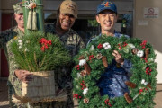米海軍と海上自衛隊が伝統的な文化交流…リースと門松を交換！