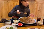 セクシー女優・桃乃木かなさん、2.2kgのカレーを食べる