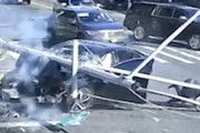 【動画】助けてもらえない被害者。暴走車が信号待ちの男性をはねる事故。