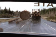 【ホラー】トラックに積まれた丸太が後続車を貫くも運転手は軽傷！ 主人公補正ハンパねぇｗｗｗｗ