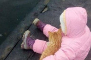 【ねこGIF】飼い主のお姉さんの首元で甘える子猫ちゃん…成長しても甘えん坊さんでしたwww
