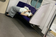 【悲報】東京の若者、どこでも寝てしまうｗｗｗｗｗｗｗｗｗｗｗｗｗｗｗｗｗｗｗｗｗｗｗｗｗｗｗｗｗｗｗｗｗｗｗ
