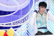 羽生結弦(26)さん、ぬいぐるみのプーさんに何度も話しかける　女さん「かわいい～」