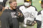 ソフトバンク山川、藤本監督と肩を組み談笑