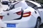 前を走る車に重さ2トンの大きな落石が直撃。中国で撮影されたドラレコ動画が恐ろしい。
