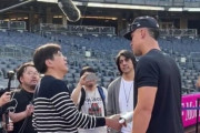 【画像】謎の日本人、ヤンキースのスター選手から続々と握手を求められて現地記者困惑
