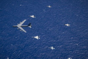 グアムの米空軍基地上空をB-52戦略爆撃機と日米豪戦闘機7機が編隊飛行…共同訓練「コープ・ノース21」！