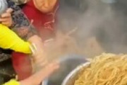 【動画】中国、ロックダウンで配給の焼きそばを奪い合いｗｗｗｗｗ