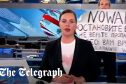 【動画】 ロシア国営テレビ生放送で「戦争やめて」 女性社員が紙掲げる衝撃放送事故　警察に連行される