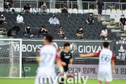◆悲報◆観客入れ始めたKリーグさん、入場制限つけたもののコロナ前と同じ風景(´・ω・`)