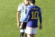 「目が怖すぎ」アルゼンチン代表MFが日本代表10番にメンチを切って一触即発の瞬間！視聴者は「びびるって」など反応も、鈴木唯人は冷静に対応して…