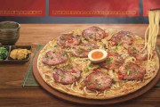 【画像】台湾ピザハット、世界初の「ラーメンピザ」を発表ｷﾀ━━━━(ﾟ∀ﾟ)━━━━!!