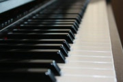 夫が在宅ワークの息抜きで夜に子供の電子ピアノを触る時間が増えたのですが　下手な音を聞かされ内心イライラしています