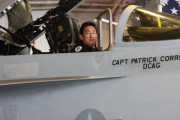 岸田首相、米海軍原子力空母「ロナルド・レーガン」を視察…戦闘機の操縦席に座る！