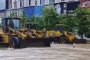 【中国】洪水被害の吉林省、複数台のブルドーザーが路上の水を押し出す　中国ネット「何の意味があるの？」