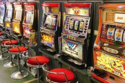 1万円でメダル1万枚のゲーセンで100円スロットに搾取されるキッズ達
