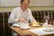 菅官房長官（70）、好物はパンケーキ