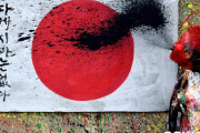 韓国の書道家「日本の独島侵奪野心糾弾」日の丸に墨を吹きかけるパフォーマンス(写真)