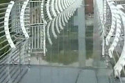 【衝撃画像】中国でガラスの吊り橋が強風で崩壊！ → 観光客が床のない橋に取り残され、絶体絶命に…