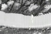 高さ4メートルの壁越しに子ども2人落とされる、米国境取締局の熱感知カメラが捉えた映像！