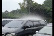 【動画】驚くほどピンポイント。車一台分だけが土砂降りな不思議な光景。