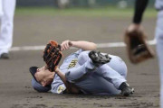阪神　伊藤将司にアクシデント　佐藤輝のピッチャー返しが左膝付近に　グラウンドに担架搬入でスタンド騒然　自力で歩くことができず緊急降板
