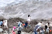 【動画】中国で観光客の川流れ。銭塘江の激浪に大勢が流されてしまう。