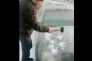 【動画】ロシア人「車が凍った？ふつうハンマーでぶち割るよね」