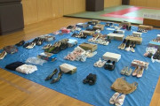 新潟県警、盗まれた約140点のナースシューズなどを押収し雑に並べる