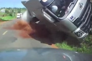 【動画】対向車線に飛び出したコンテナトレーラーがバイクと正面衝突してしまう(((ﾟДﾟ)))