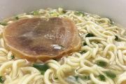 【画像】エースコック「厚切焼豚とんこつラーメン」のチャーシューｗｗｗｗ