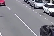 【動画】女性ドライバー、横断歩道前でブレーキをかけた結果