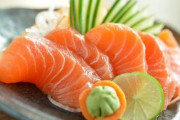 英国でサーモンそっくりな「ヴィーガンSushi」"ザー〇ン"が新登場！マジでサーモンにしか見えないんだが…