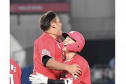 ロッテ井上、サヨナラ押し出し死球の藤岡と抱き合って喜ぶ