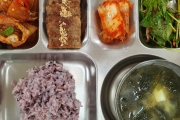 【悲報】韓国の給食が凄いｗｗｗｗｗｗｗｗｗｗｗｗｗ
