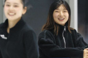 坂本花織が笑顔で"コーチデビュー"！教え子・三宅咲綺に「けっこう怒号」も「いい先生」と評判【フィギュア】