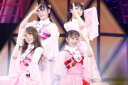 “満開の桜の木の下で、ももクロ家族の新しい宴”『ももクロバレイベ2021 裏＆表公演』ライブレポート公開！