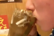 【動画】鳥貴族に灰皿の吸い殻をカクテルにして一気飲みする男が現れる(((ﾟДﾟ)))