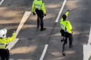 【動画あり】香港デモ隊に警察が故意にバイクで突っ込み轢き○そうとする