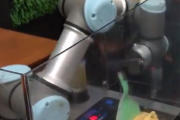 【動画】シンガポールのとあるホテルの朝食でオムレツを自動で作るロボットが目撃される！！！
