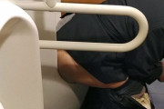 【悲報】駅のトイレの小便器でウンコするとんでもないサラリーマンが見つかる