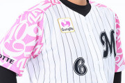 ロッテの母の日ユニフォーム、袖がピンクでかわいい