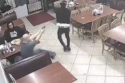 【動画】テキサス親父、強盗を射殺し被害者のお金を取り戻して立ち去る。
