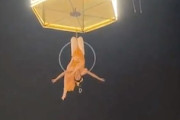【動画】中国の天女ショーで女性演者が高所から落下して重傷を負う。