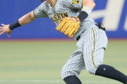 阪神　佐藤輝明、７回から今季初の二塁守備　１死一塁でゴロ好捕からバックトスで二塁送球、大胆プレーに歓声